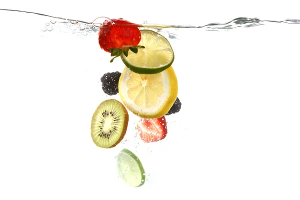 しぶきに落ちる果物澄んだ水 — ストック写真