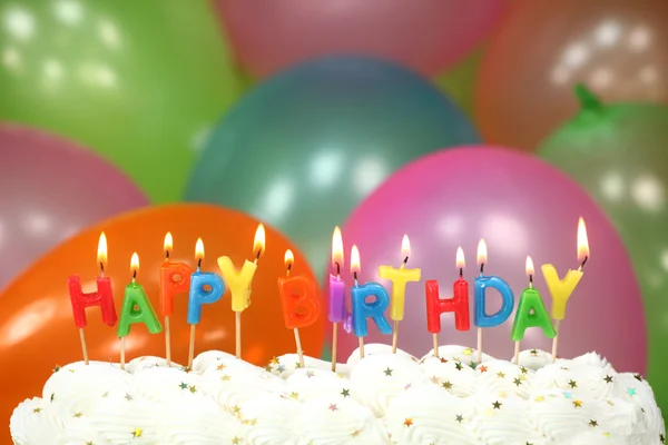 Feier mit Luftballons, Kerzen und Kuchen — Stockfoto