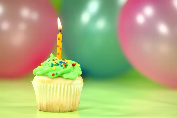 Feier mit Luftballons, Kerzen und Kuchen — Stockfoto