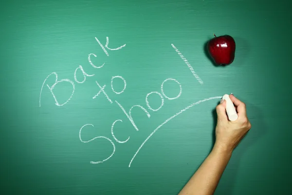 Prydligt tillbaka till skolan skriven i krita på en grön svart tavla — Stockfoto