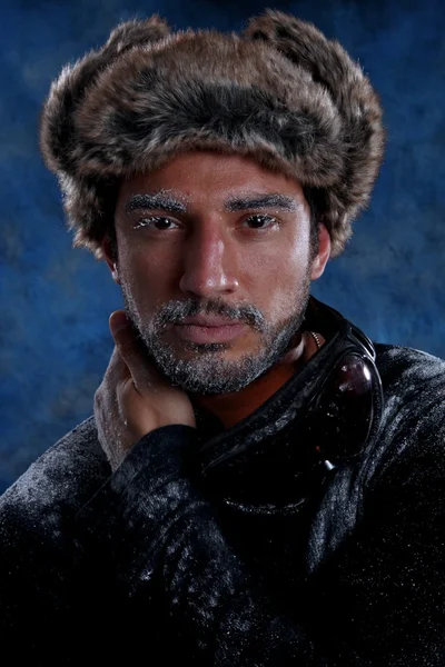 Homem congelando em tempo frio — Fotografia de Stock