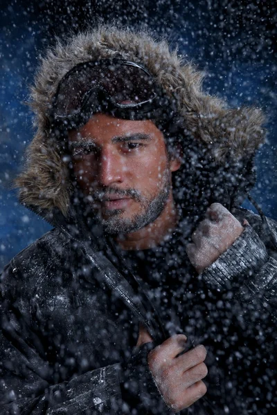 Homem congelando em tempo frio — Fotografia de Stock