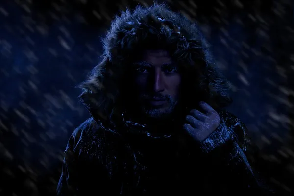 冻结在寒冷的天气中的男人 — 图库照片