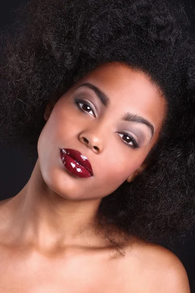 Mulher negra afro-americana bonita — Fotografia de Stock