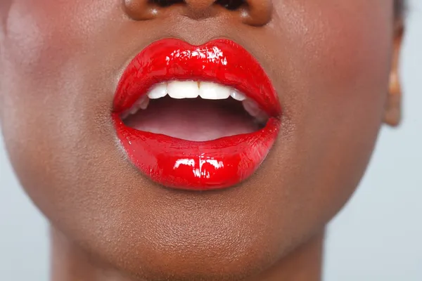 Detalle de maquillaje de labios rojos con boca abierta sensual — Foto de Stock