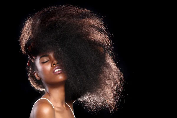 Africká americká černá žena s velkými vlasy — Stock fotografie