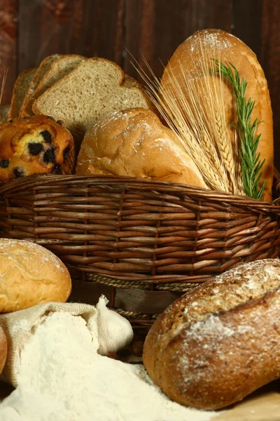 Cottura del pane appena sfornato — Foto Stock