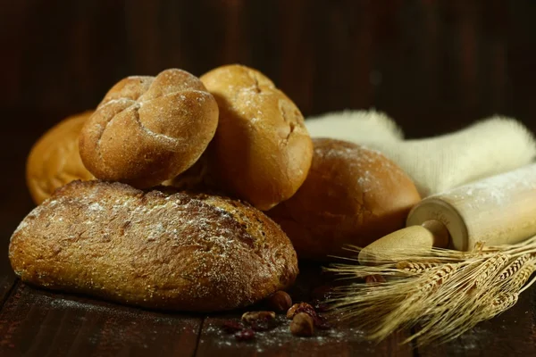 Cottura del pane appena sfornato — Foto Stock