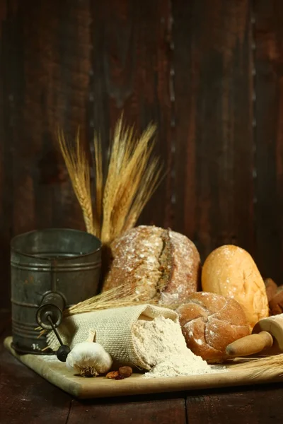 Ψήσιμο φρέσκο ψωμί ψημένο — Φωτογραφία Αρχείου