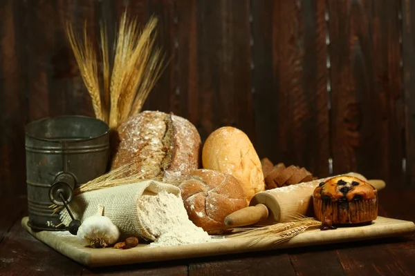 Cottura del pane appena sfornato — Foto Stock