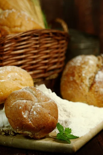 Cottura del pane appena sfornato — Foto Stock