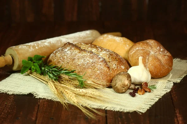 Cottura del pane appena sfornato — Foto Stock