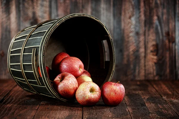 Red Apples on Wood Grunge Background — Stock Photo, Image