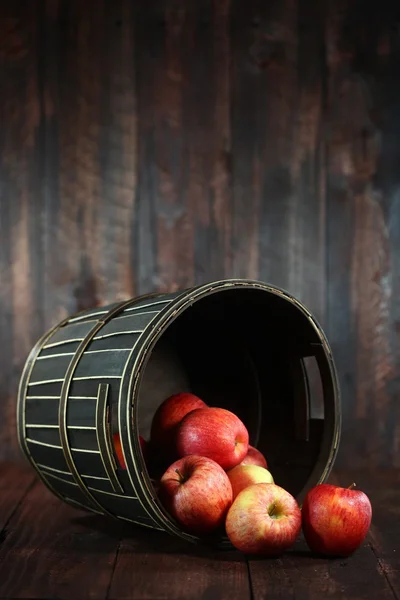 Red Apples on Wood Grunge Background — Stock Photo, Image
