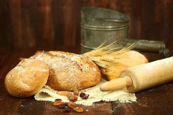 Assar pão assado fresco — Fotografia de Stock