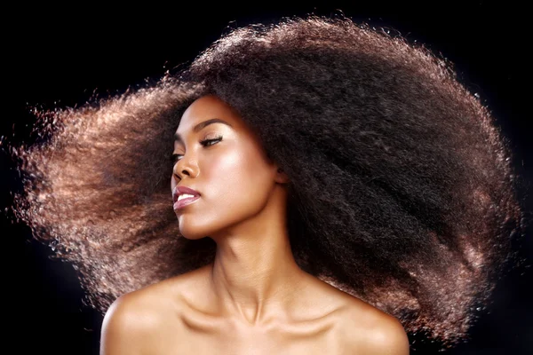 Retrato de una mujer negra afroamericana con el pelo grande — Foto de Stock