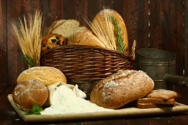 Cuisson du pain frais cuit au four — Photo