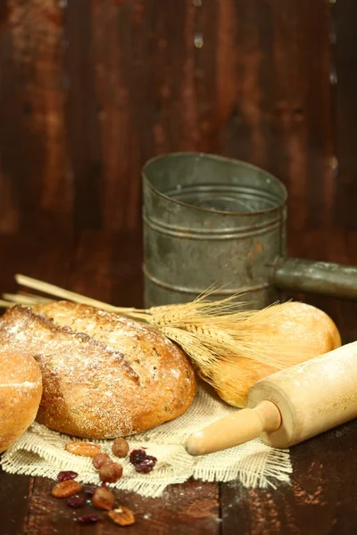 Выпечка свежеиспеченного хлеба — стоковое фото