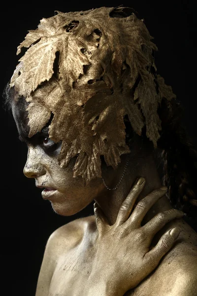 Hermosa mujer pintada de oro en imagen temática belleza conceptual — Foto de Stock