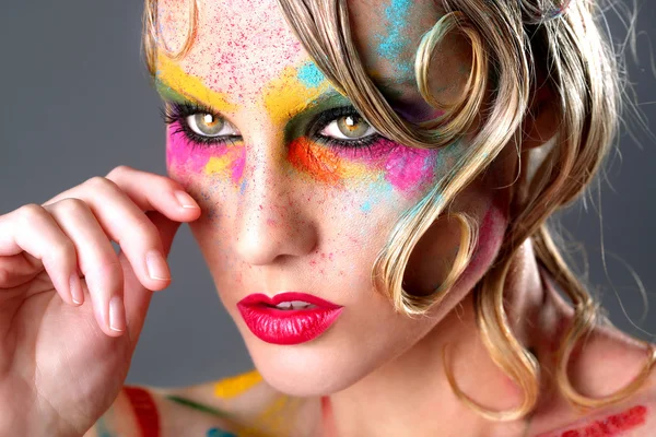 Mujer con diseño de maquillaje extremo con polvo colorido — Foto de Stock