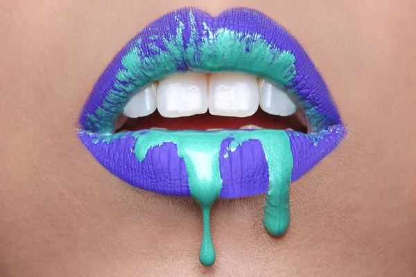 dudak rengi kullanarak makyaj kozmetik oluşturma