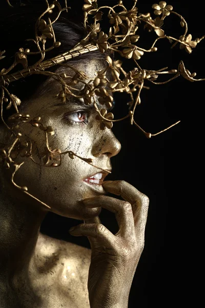 Hermosa mujer pintada de oro en imagen temática belleza conceptual — Foto de Stock