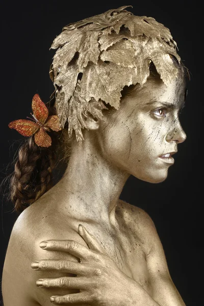 Hermosa mujer pintada de oro en imagen temática belleza conceptual — Foto de Stock