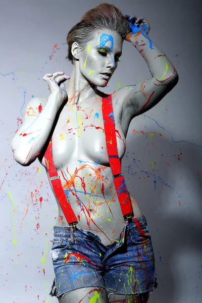 Pintor de casa femenino salpicado con pintura de látex — Foto de Stock