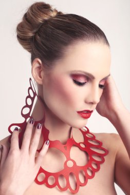 yaratıcı görüntü kozmetik giyen güzel bir kadın