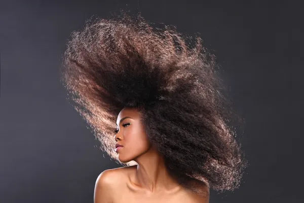 Retrato impressionante de uma mulher negra afro-americana com Big Ha — Fotografia de Stock