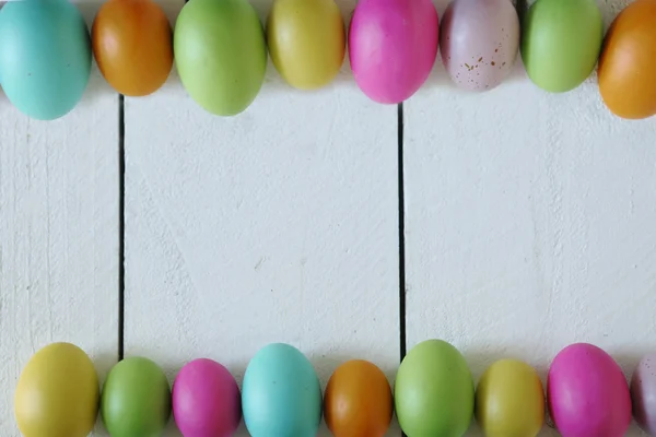 Húsvéti vagy a tavaszi tematikus háttér a régi fa és színes tojás — Stock Fotó