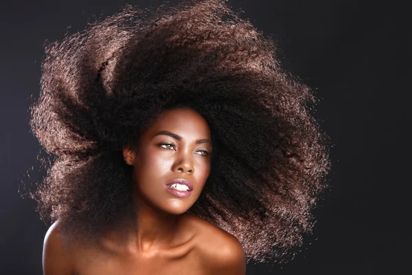 Impresionante retrato de una mujer negra afroamericana con Big Ha —  Fotos de Stock