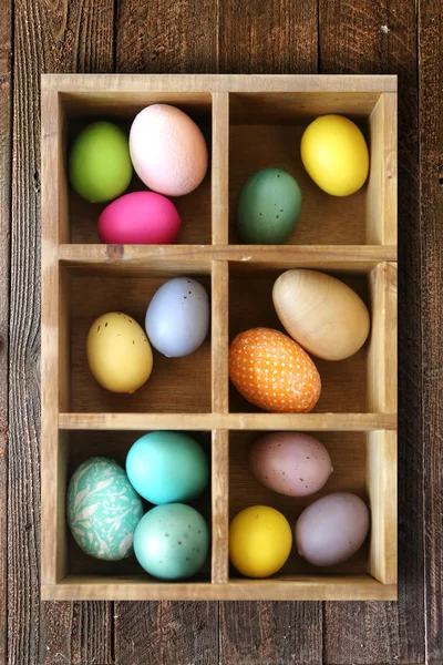 Украшенные праздничные пасхальные яйца в коробке — стоковое фото