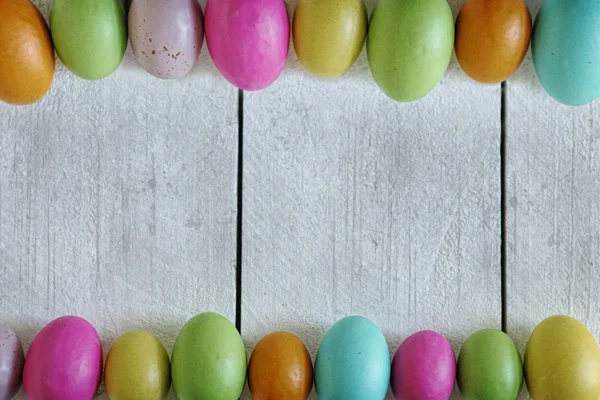 复活节或弹簧为主题背景的旧木材和彩色的蛋 — 图库照片