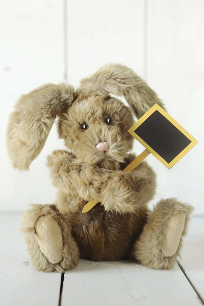 Oso de peluche como conejo hecho en casa sobre fondo blanco de madera —  Fotos de Stock