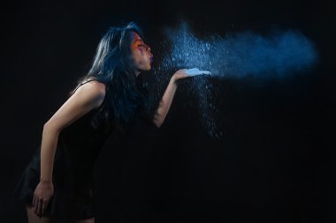 güzel bir kadın olarak yüksek hızlı fotoğrafçılık holi toz