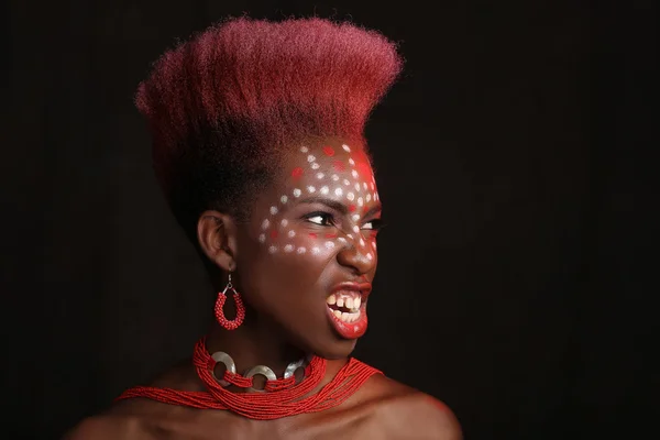 Espressiva donna afroamericana con illuminazione drammatica — Foto Stock