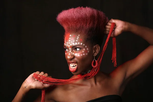 Espressiva donna afroamericana con illuminazione drammatica — Foto Stock