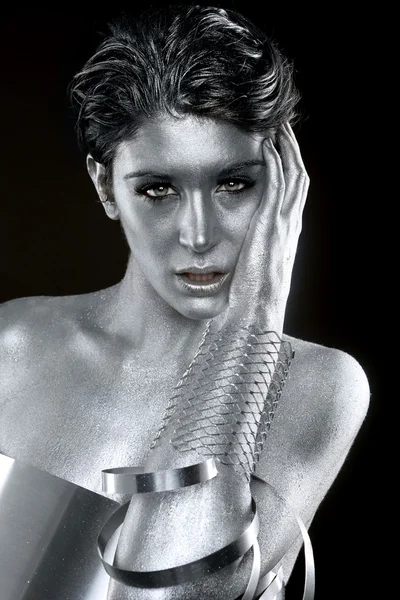 Zilver metalen kleding op een lichaam geschilderd model — Stockfoto