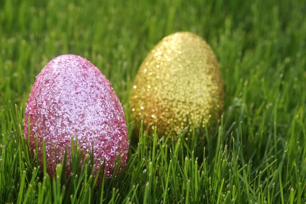 Oeufs de Pâques colorés Nature morte avec lumière naturelle — Photo