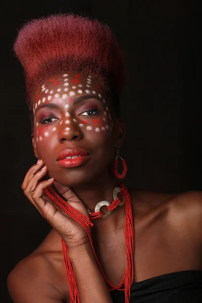 Expresiva mujer afroamericana con iluminación dramática — Foto de Stock