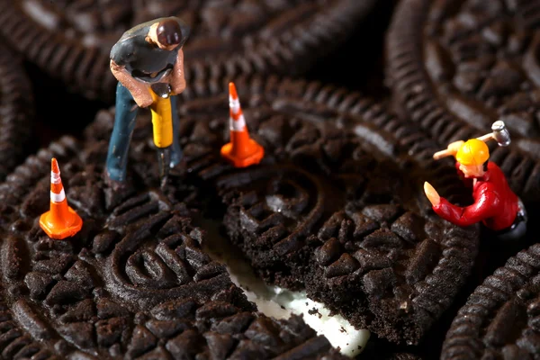 Trabajadores de la construcción en imágenes conceptuales con cookies —  Fotos de Stock