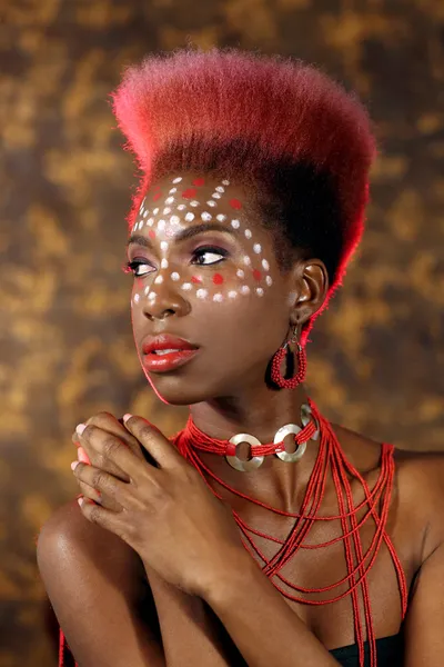 Espressiva donna afroamericana con illuminazione drammatica — Foto Stock