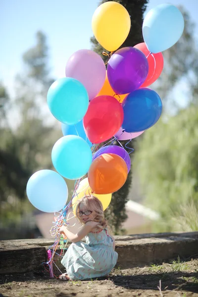 Criança pequena desfrutando de uma festa de aniversário ao ar livre na moda — Fotografia de Stock