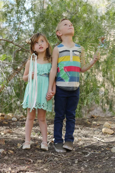 Les enfants profitent d'une fête d'anniversaire en plein air à la mode — Photo