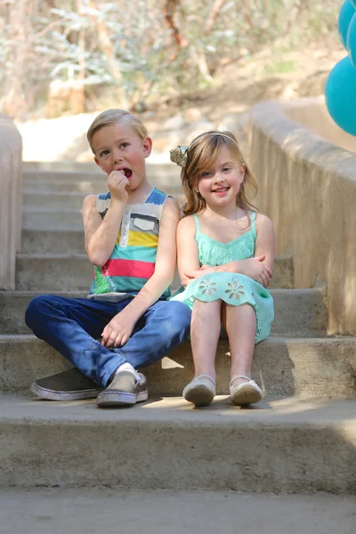 Les enfants profitent d'une fête d'anniversaire en plein air à la mode — Photo