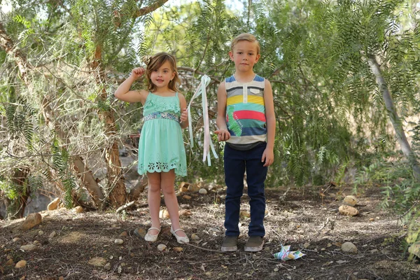 Barn som nyter en fashionabel utendørs bursdagsfest – stockfoto