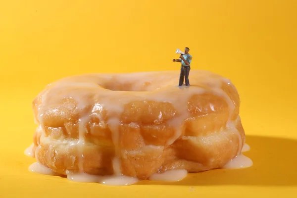 Співробітники поліції в концептуальні харчування знімки з пончики — стокове фото