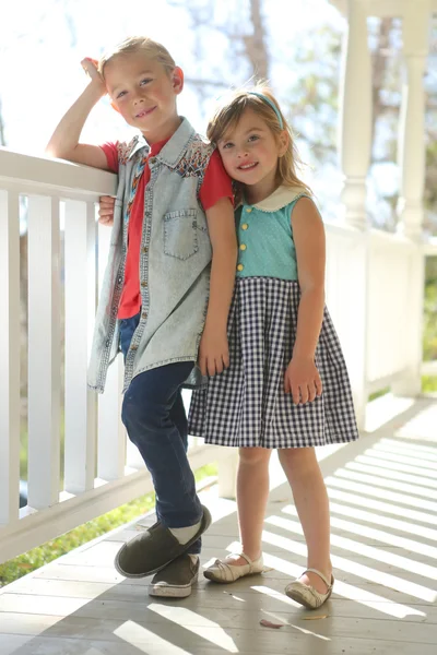 Kinderen genieten van een modieuze buiten verjaardagspartij — Stockfoto