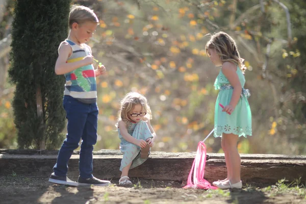 Niños disfrutando de una fiesta de cumpleaños al aire libre de moda —  Fotos de Stock